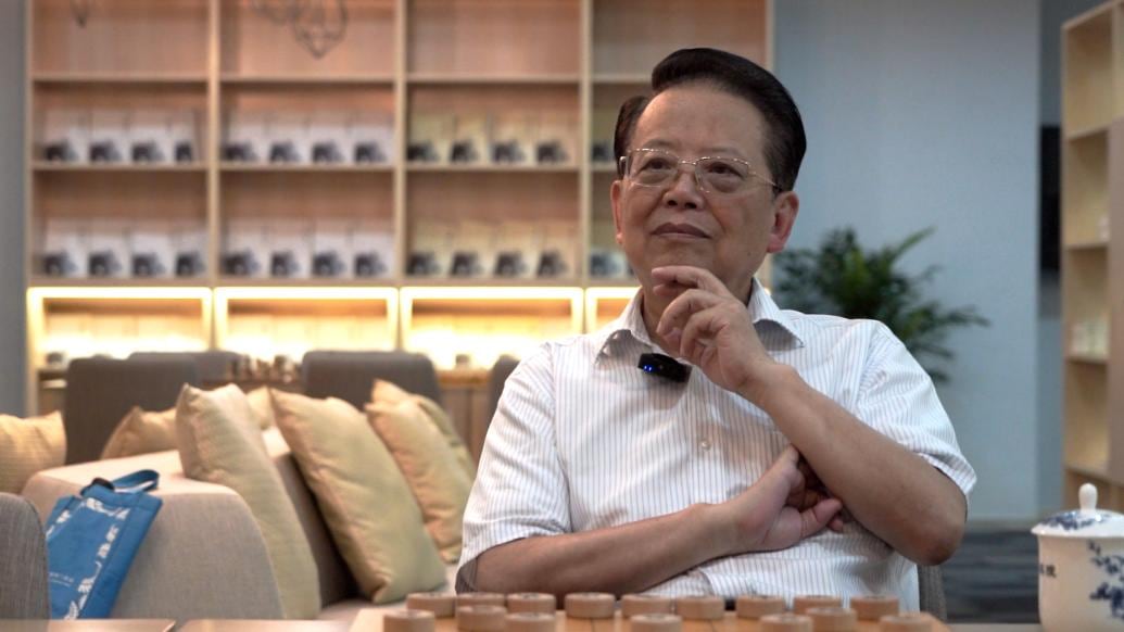 胡荣华接受访谈的画面