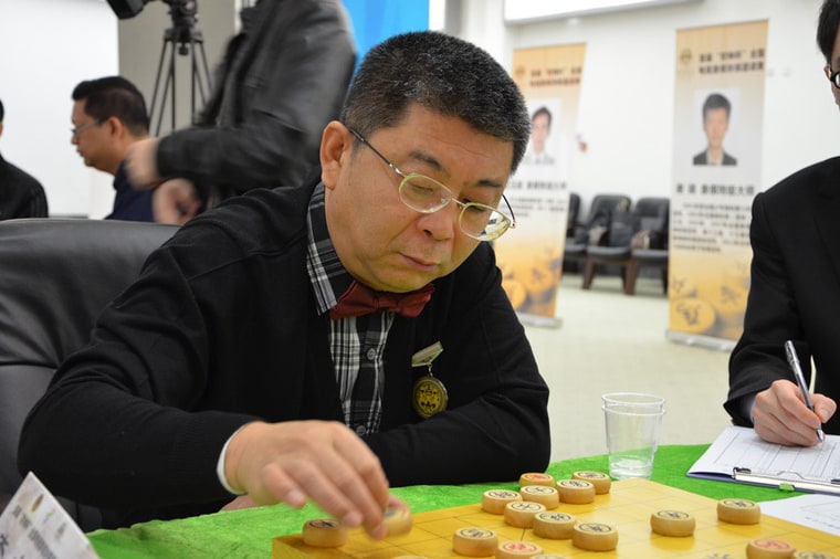 李来群身着礼服、胸前佩戴奖牌