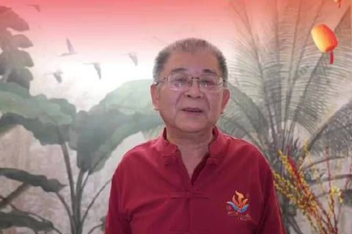 李来群身着红色上装的公开亮相